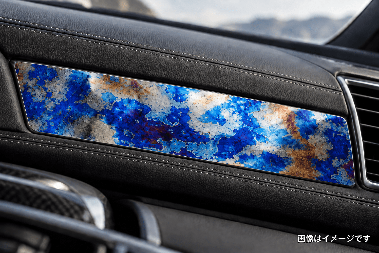 黒いレザーのダッシュボードに青・シルバー・ゴールドのチタン意匠プレートを合わせた活用イメージ